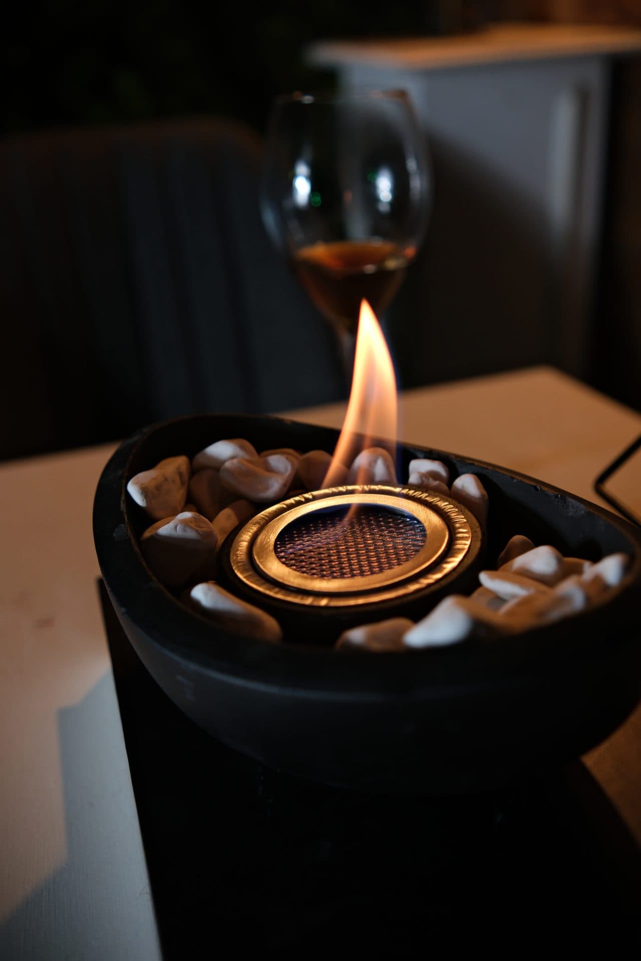 Beyaz Taşlı Modern Masaüstü Beton Şömine Siyah